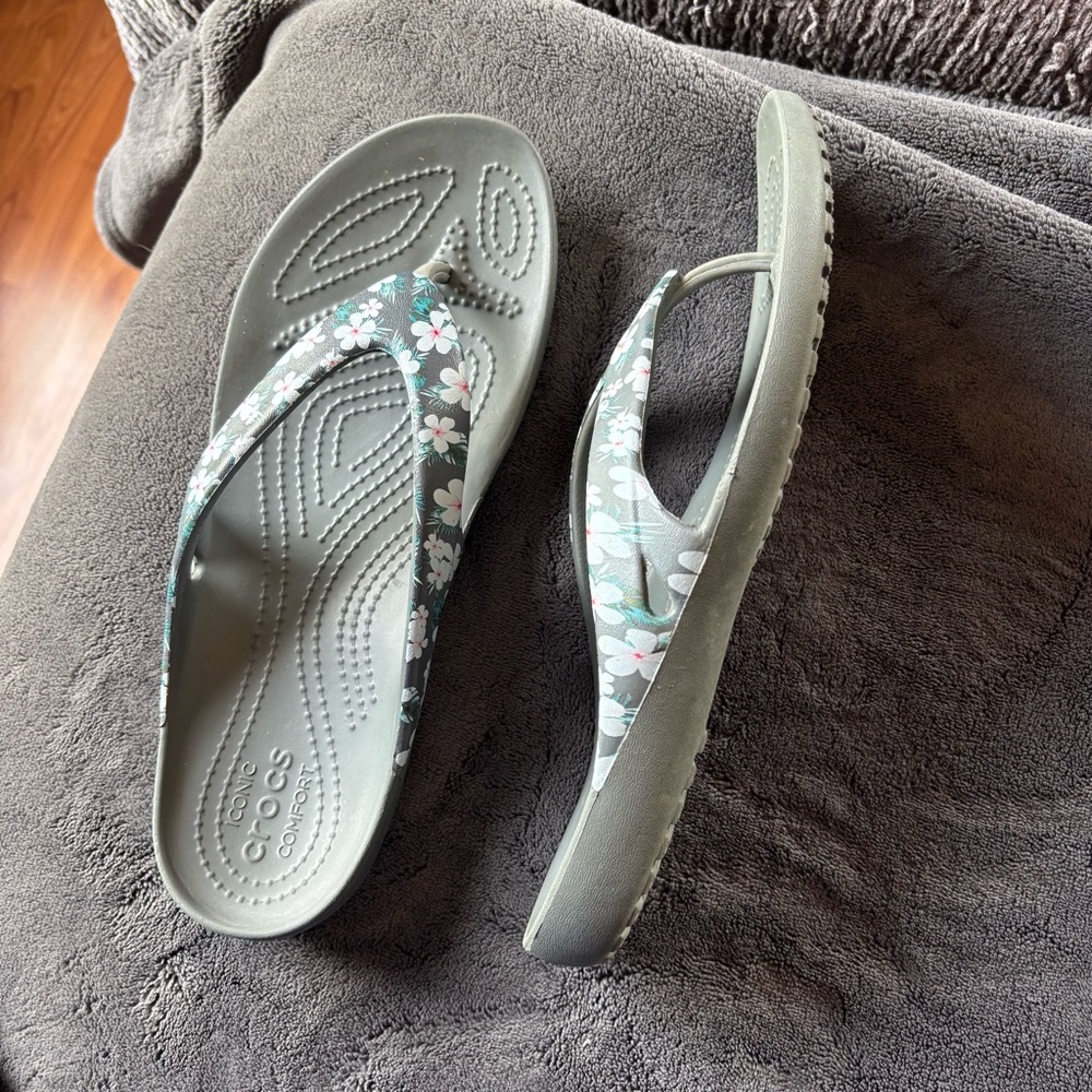 Crocs Women’s Gray Floral Flip Flops Size 9 - Picture 2 of 5